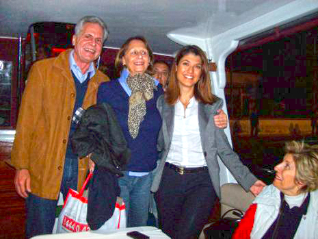 Nächtliche Bootsfahrt auf dem Bosporus, Okt. 2011: „Onkel“ Lutz, „Tante“ Martha, im Hintergrund Mert, Tochter Ece, Merts Frau Selcuk