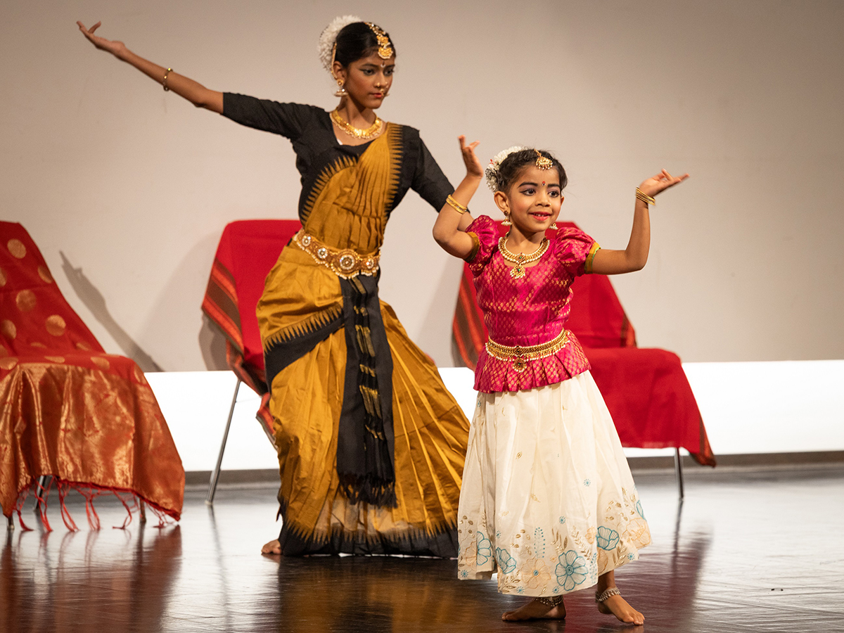 4%20Bei%20der%20Hochzeit%20zieht%20eine%20kleine%20Tänzerin%20alle%20in%20ihren%20Bann%20kl.