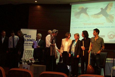 2011 Schlussbild im Ali Emiri Efendi Kultur Zentrum von Fatih/Istanbul (rechts der junge Sazspieler des CAL mit dem damals kurzfristig gekauften Instrument)